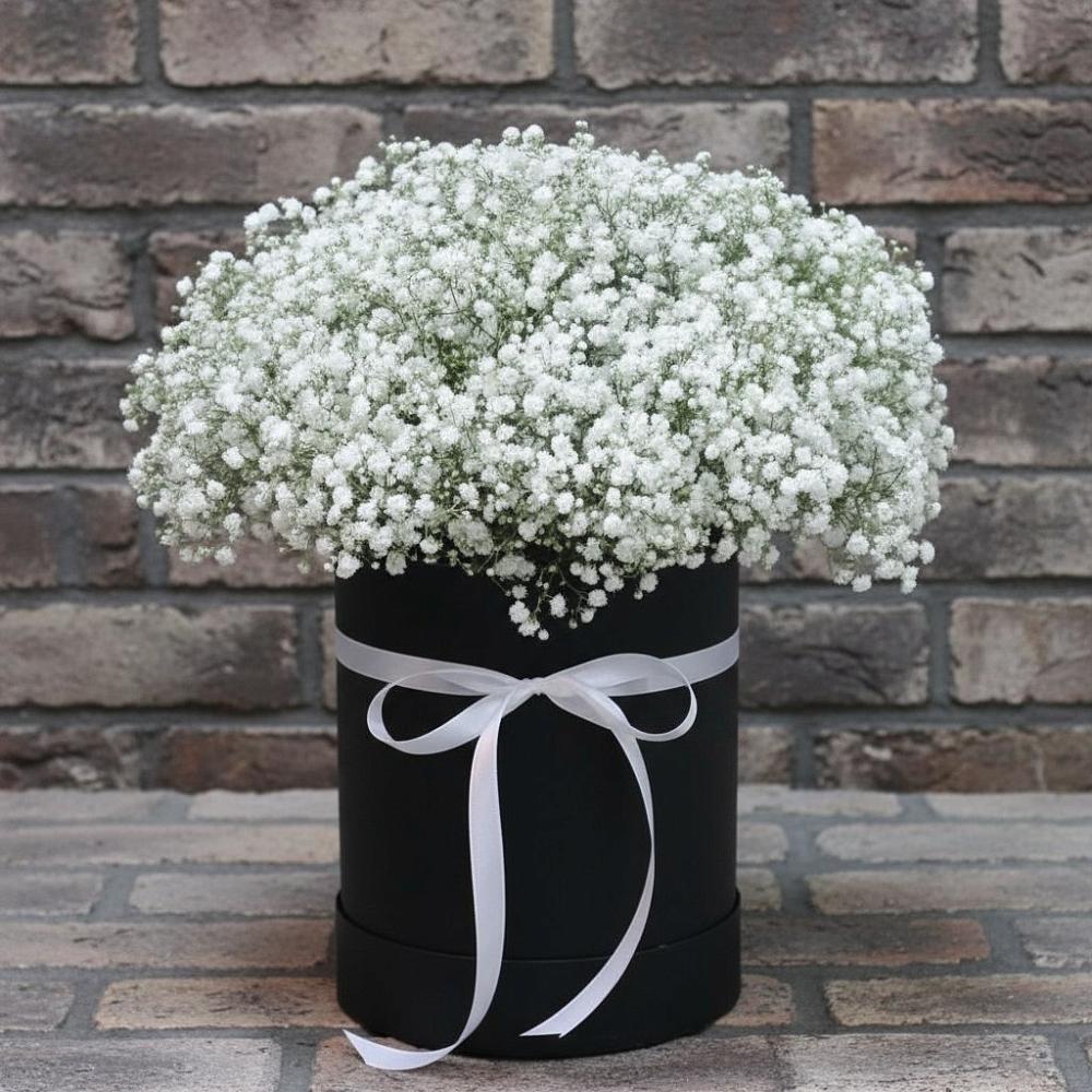 Цветочная композиция из Гипсофила в шляпной коробке в Вольно-Надеждинское