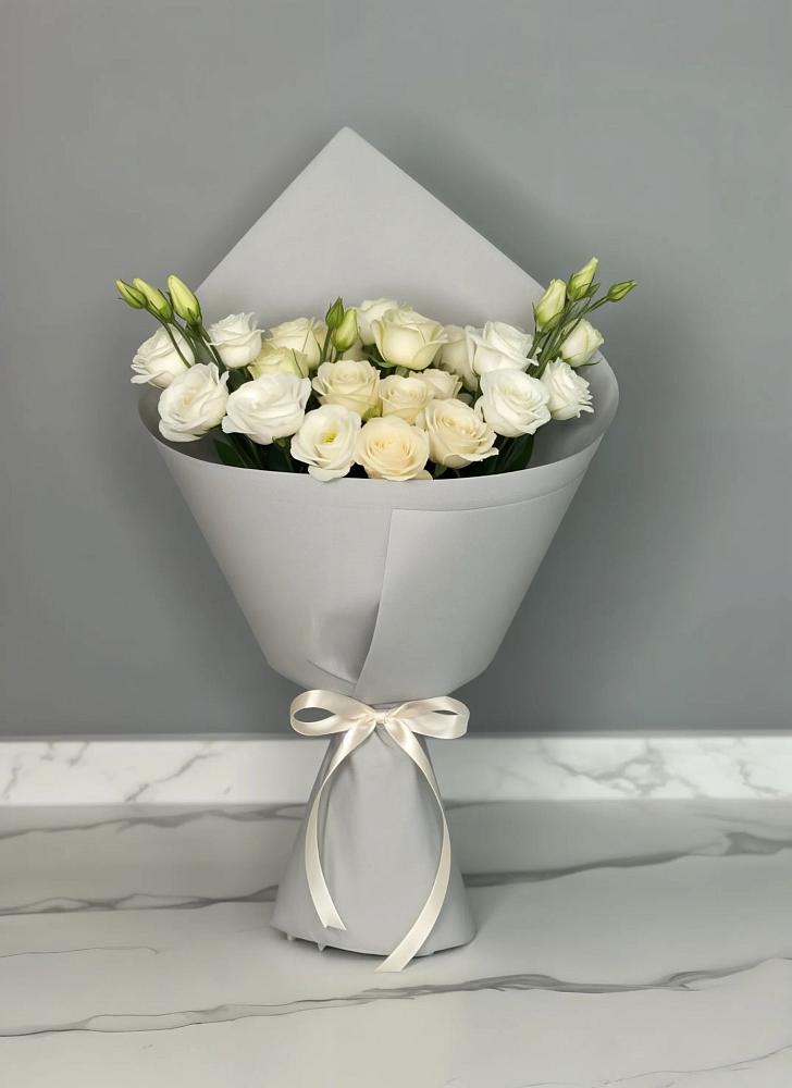 Букет цветов из: Розы и Лизиантусы в Вольно-Надеждинское