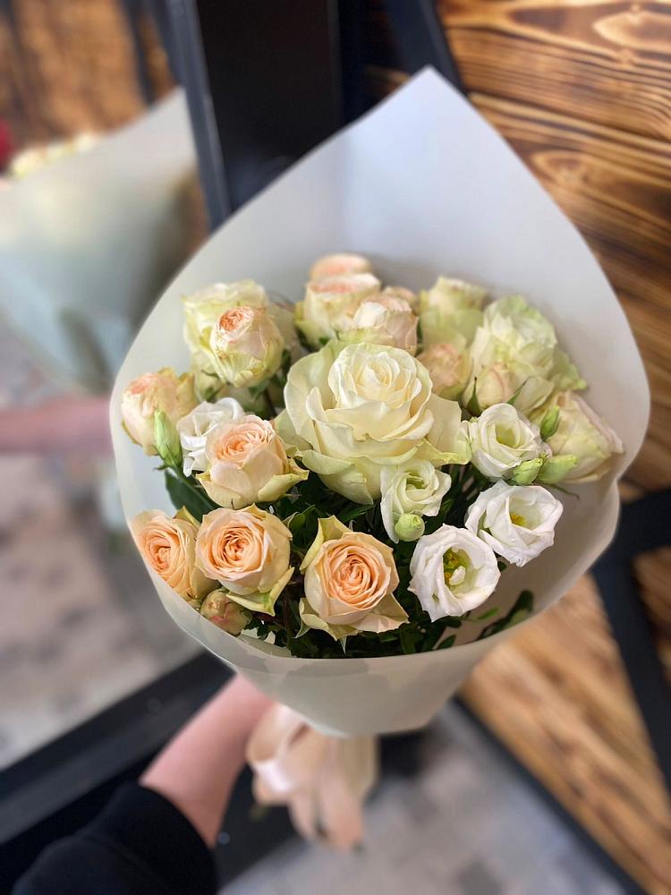 Букет цветов из: Розы и Лизиантусы в Вольно-Надеждинское